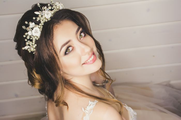 Bride wearing crown after bridal teeth whitening at Carte Blanche Los Angeles